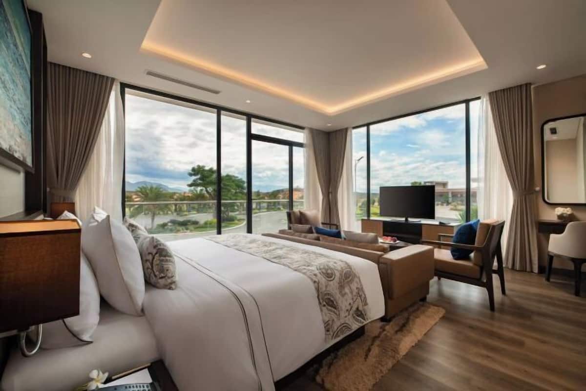 Minibar, caja de seguridad en la habitación y escritorio