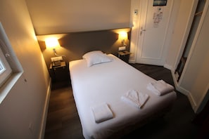 Einzelzimmer | Betten mit Memory-Foam-Matratzen, Zimmersafe, individuell dekoriert