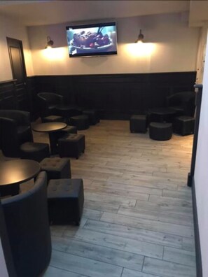 供應早餐、午餐、晚餐;法國菜