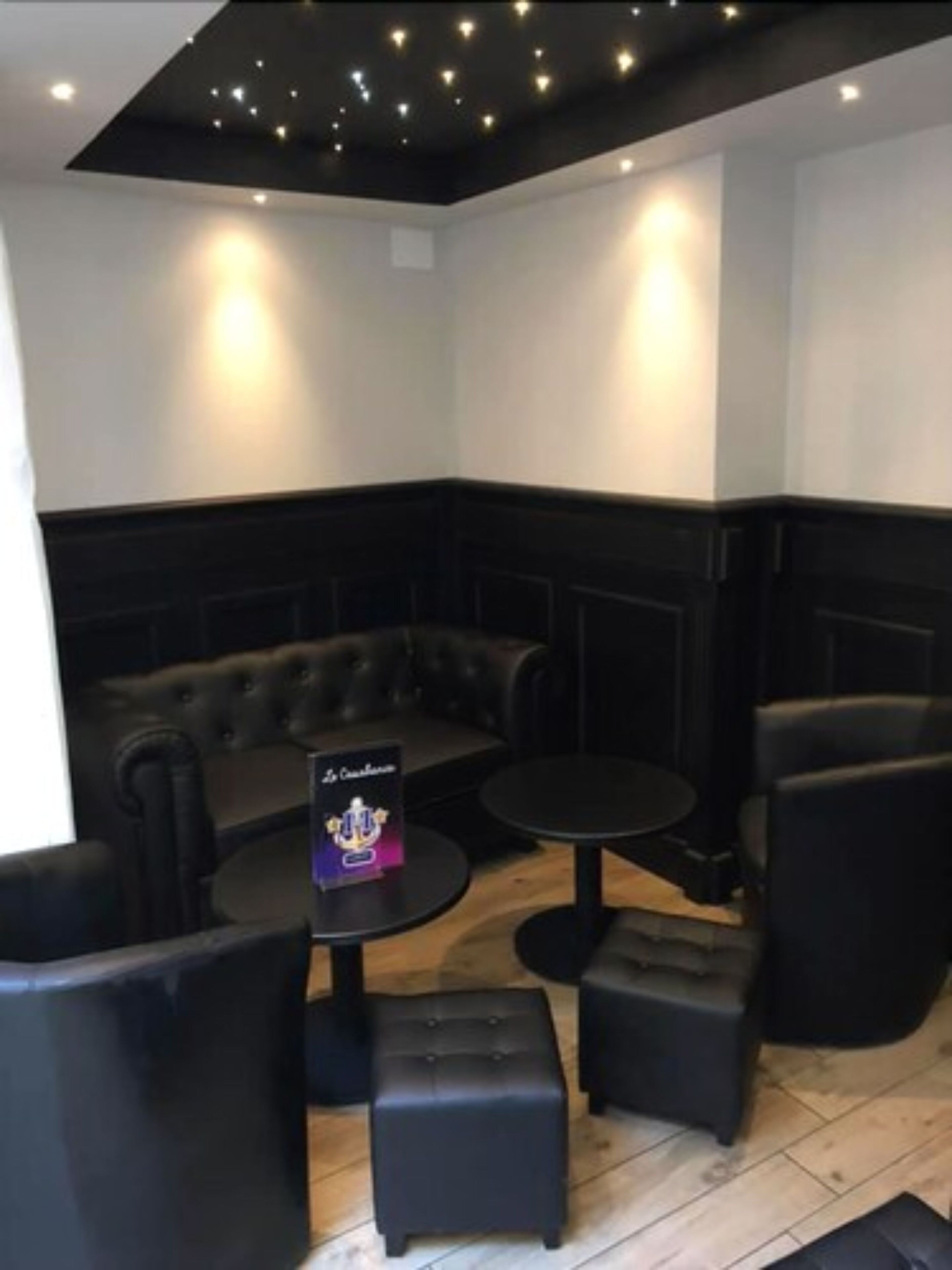 serves breakfast, lunch and dinner