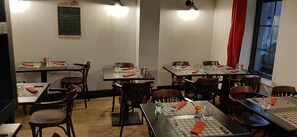 Déjeuner, dîner et souper servis sur place; cuisine française 