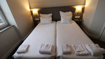 Twin Room | Busa memori, peti besi dalam bilik, dihias secara berasingan