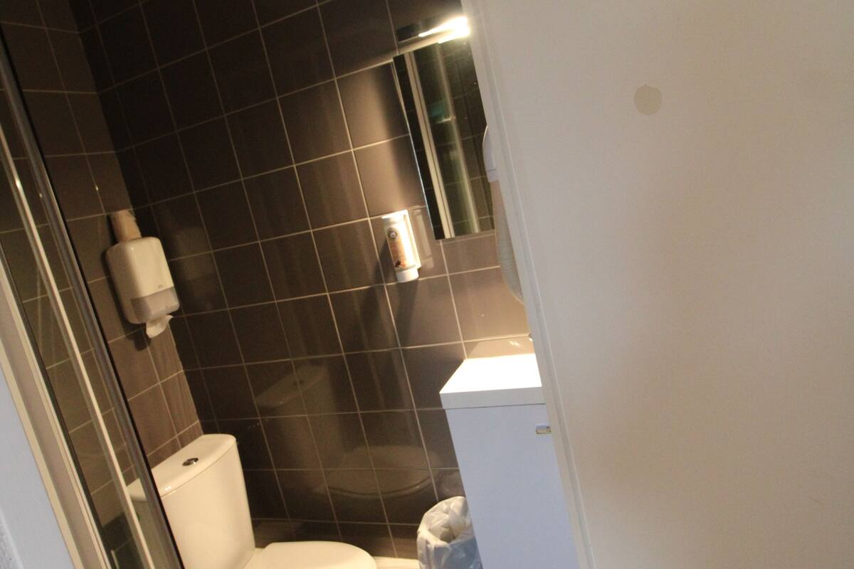 twin room | bathroom | free toiletries, hair dryer, towels