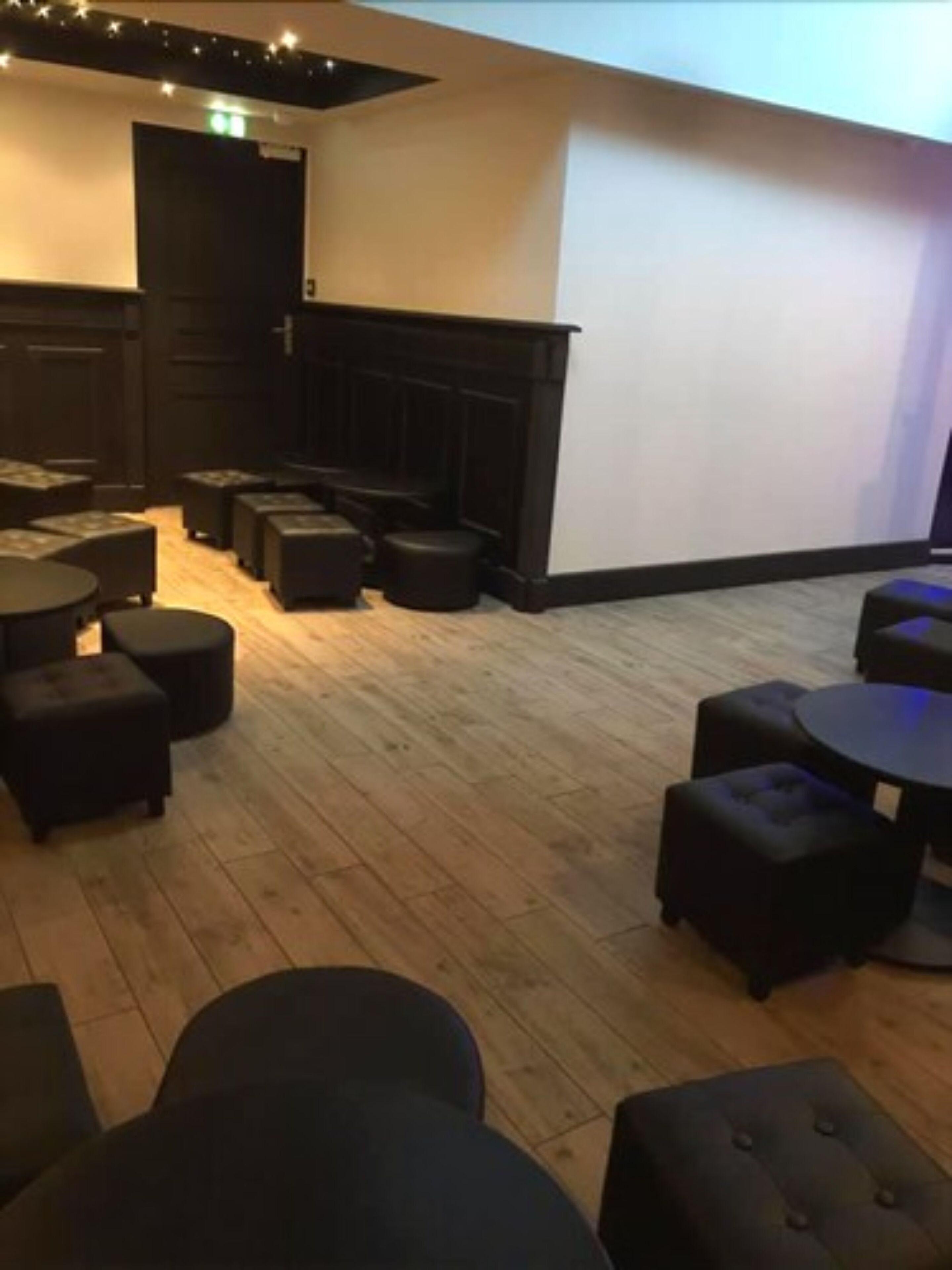 serves breakfast, lunch and dinner