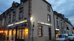 Un bâtiment sur lequel on peut lire une enseigne indiquant « CASABLANCA PIZZERIA » et une autre indiquant simplement « CASABLANCA ».