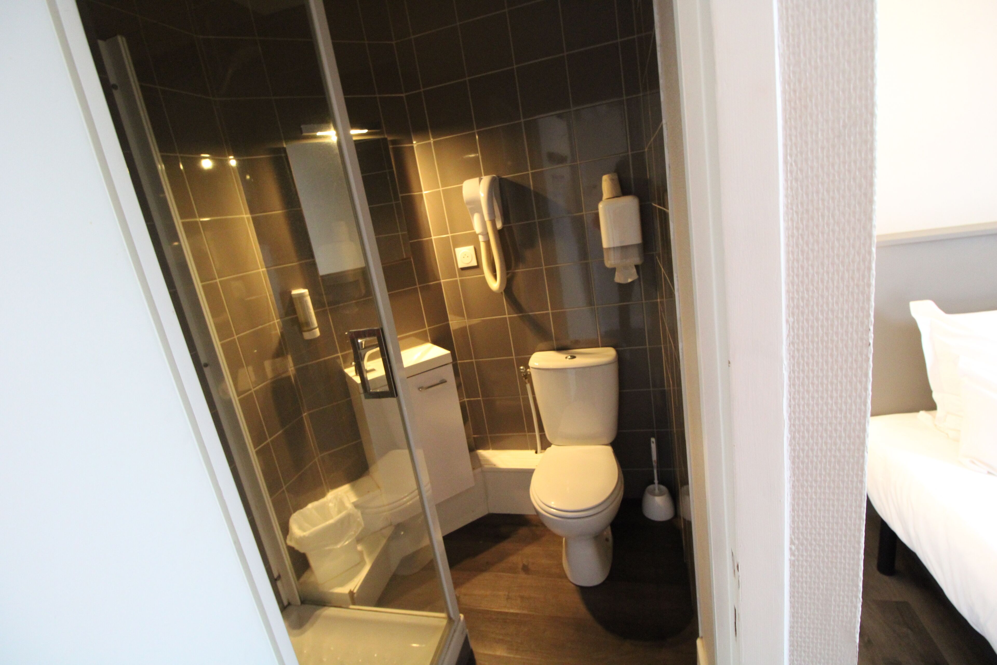 Double Room | Bilik Mandi | Kelengkapan dandanan diri percuma, pengering rambut, tuala disediakan 