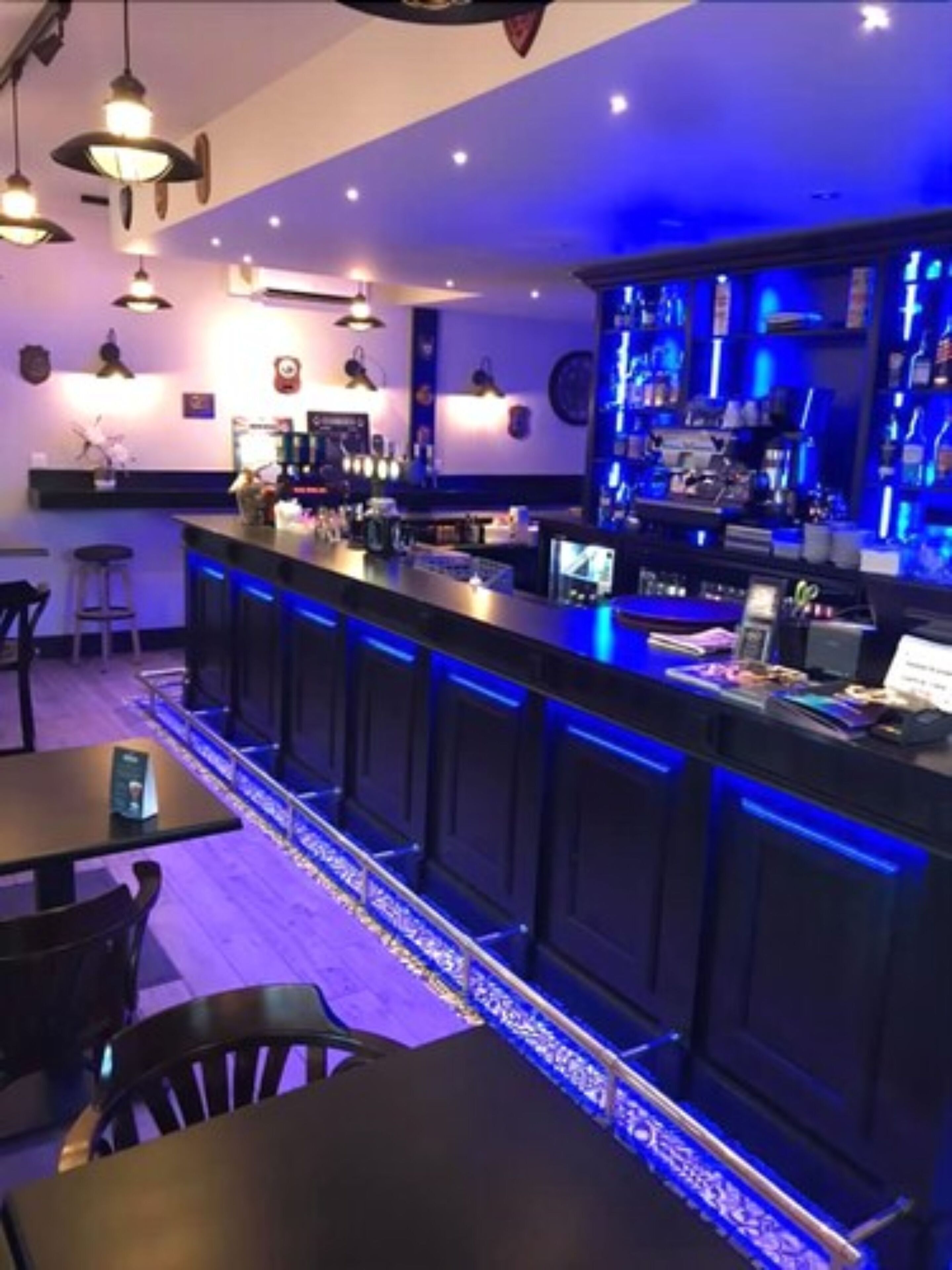 serves breakfast, lunch and dinner