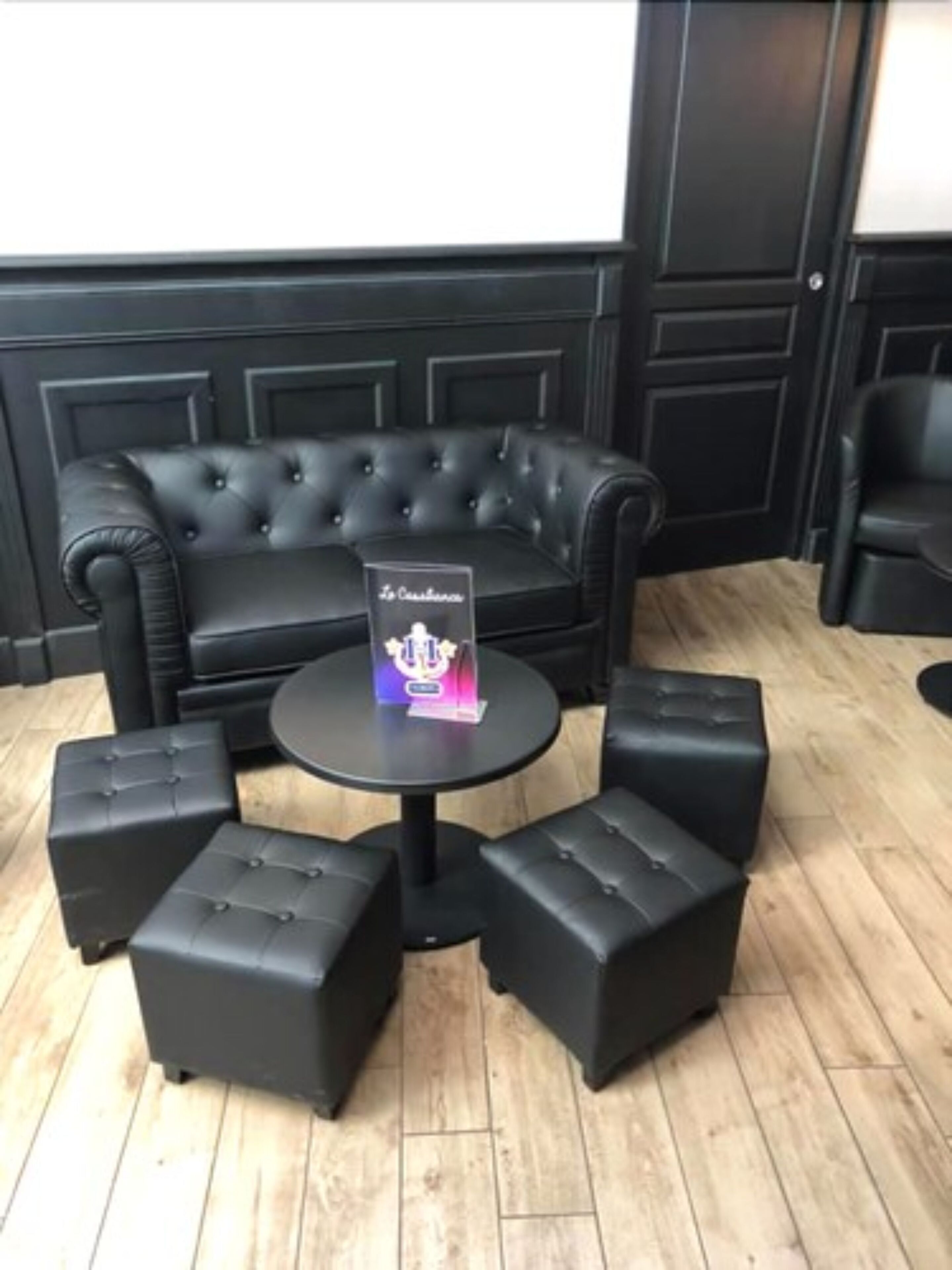 serves breakfast, lunch and dinner