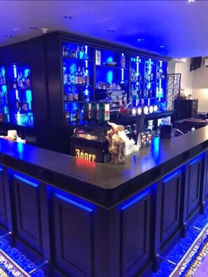 供應早餐、午餐及晚餐