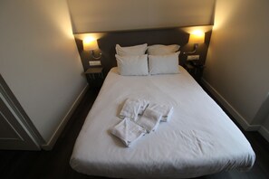 Chambre double | Lit avec matelas en mousse à mémoire, coffre-fort, décor unique