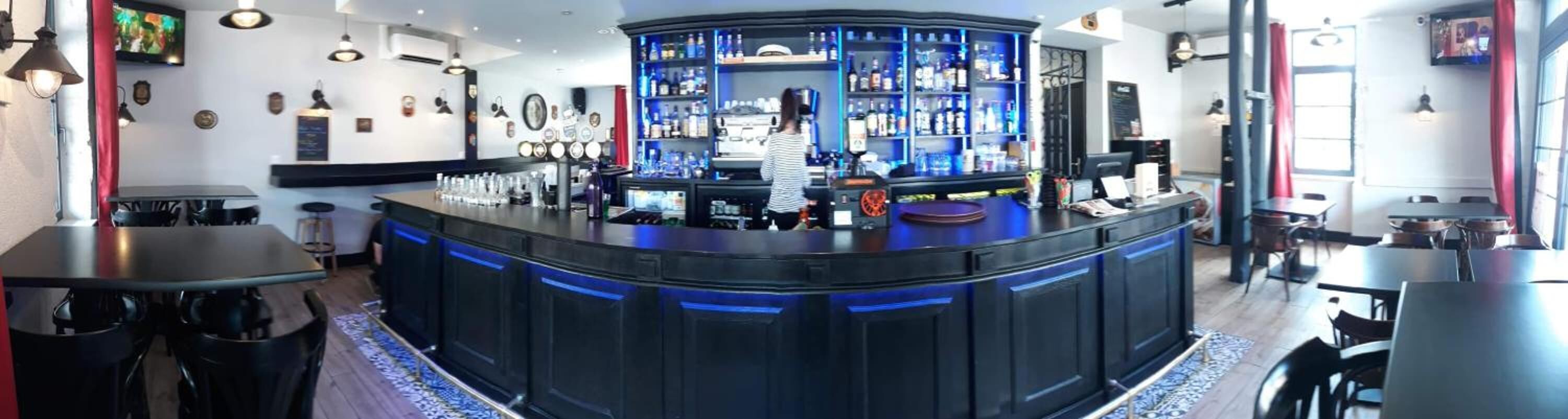 serves breakfast, lunch and dinner