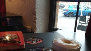 Une table avec une tasse de café et un menu.