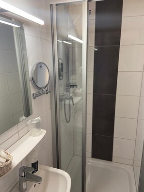Shower, free toiletries, hair dryer, towels - Landgasthaus Zollerstuben (Bermatingen)