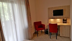 มินิบาร์, ตู้นิรภัยในห้องพัก, โต๊ะทำงาน, พื้นที่ทำงานแบบใช้แล็ปท็อป