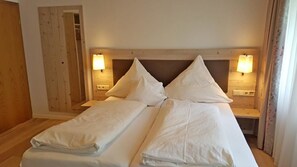 Habitación doble, 1 habitación, para no fumadores | Minibar, caja de seguridad en la habitación y escritorio