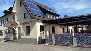 En restaurang med ett sluttande tak och solpaneler.