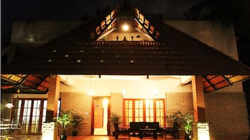 Depan hartanah - siang/malam