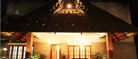 Fachada da propriedade à noite