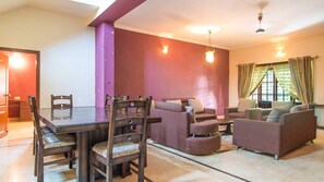 Luxe villa, 3 slaapkamers | Woonkamer | Een televisie en een open haard