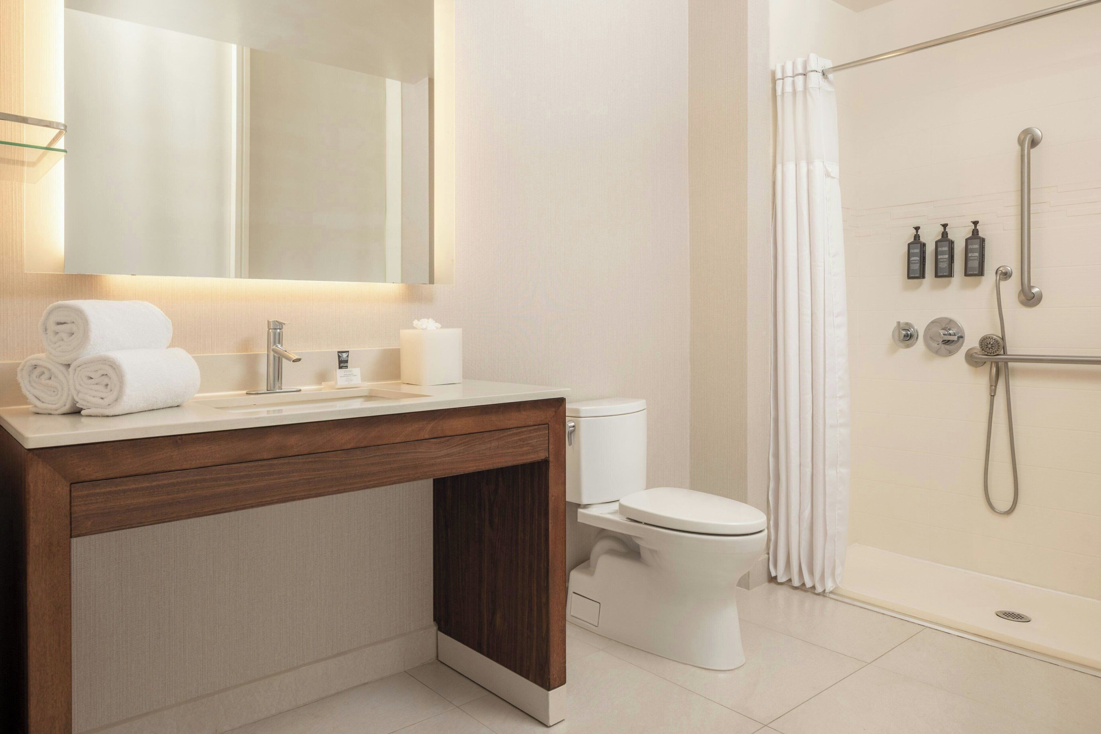 Un baño moderno con tocador, inodoro y ducha.