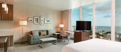 Habitació, 1 llit de matrimoni gran i sofà llit, vistes a l'oceà | Llençols de cotó egipci, roba de llit d'alta qualitat i minibar