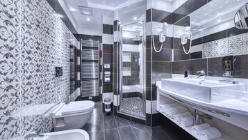 Romantic Suite | Bathroom | Free toiletries, hair dryer, slippers, bidet
