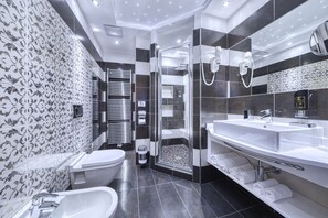 ห้องโรแมนติกสวีท | ห้องน้ำ | ของใช้ในห้องน้ำฟรี, ไดร์เป่าผม, รองเท้าสวมภายในห้อง, โถสุขภัณฑ์แบบบิเดท์