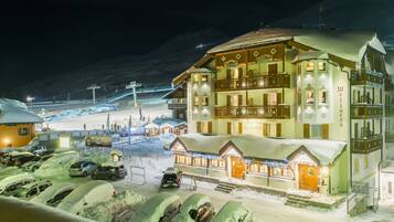 Facciata della struttura - sera/notte