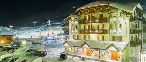 Fachada da propriedade à noite