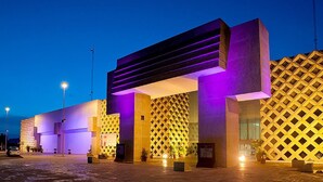 Un bâtiment moderne aux motifs géométriques et aux structures illuminées.