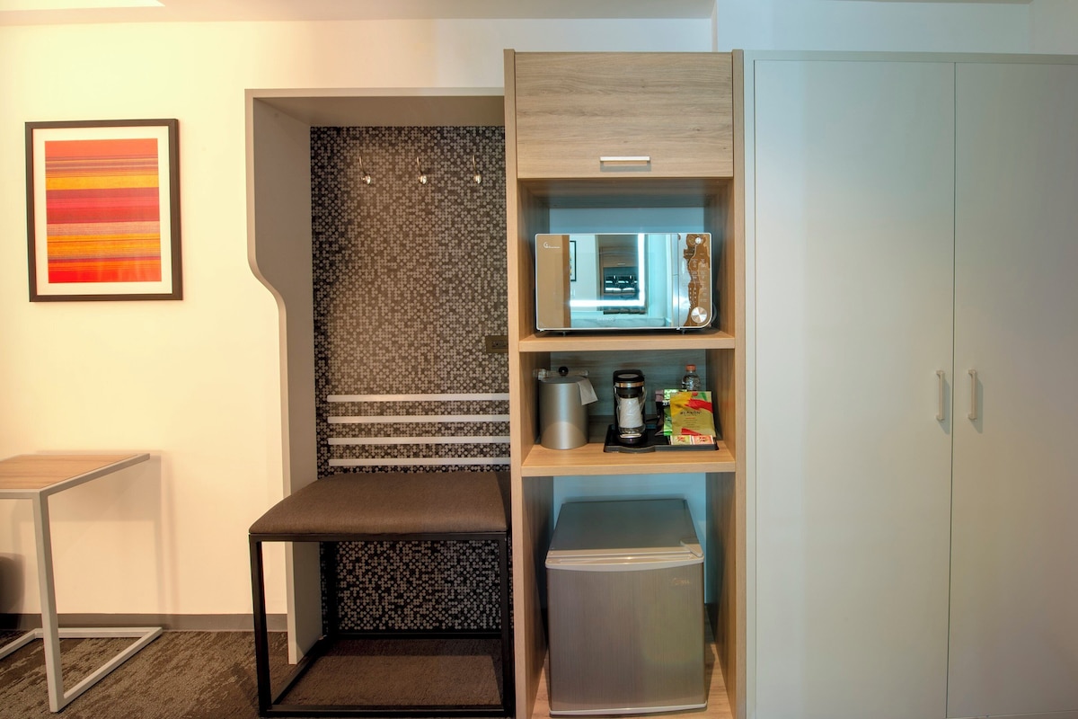 Premium Room, 1 King Bed | Down duvets, minibar, in-room safe, desk
