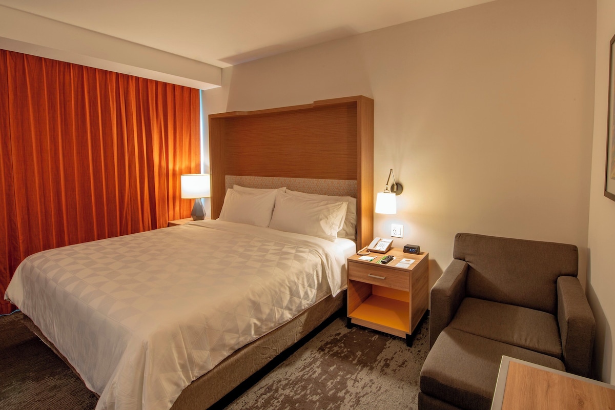 Standard Room, 1 King Bed | Down duvets, minibar, in-room safe, desk