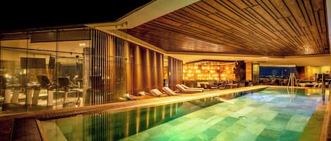 Piscine couverte, accès possible de 08 h 00 à 20 h 00, chaises longues