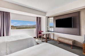 Habitación Deluxe, 2 camas matrimoniales | Ropa de cama de alta calidad, edredón, camas con pillow-top y minibar 