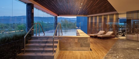 Piscine couverte, accÚs possible de 08 h 00 à 20 h 00, chaises longues