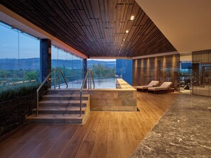 Piscine intérieure, accÚs possible de 8 h à 20 h, chaises longues