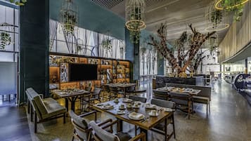Se sirven desayunos, almuerzos, cenas y cocina local e internacional