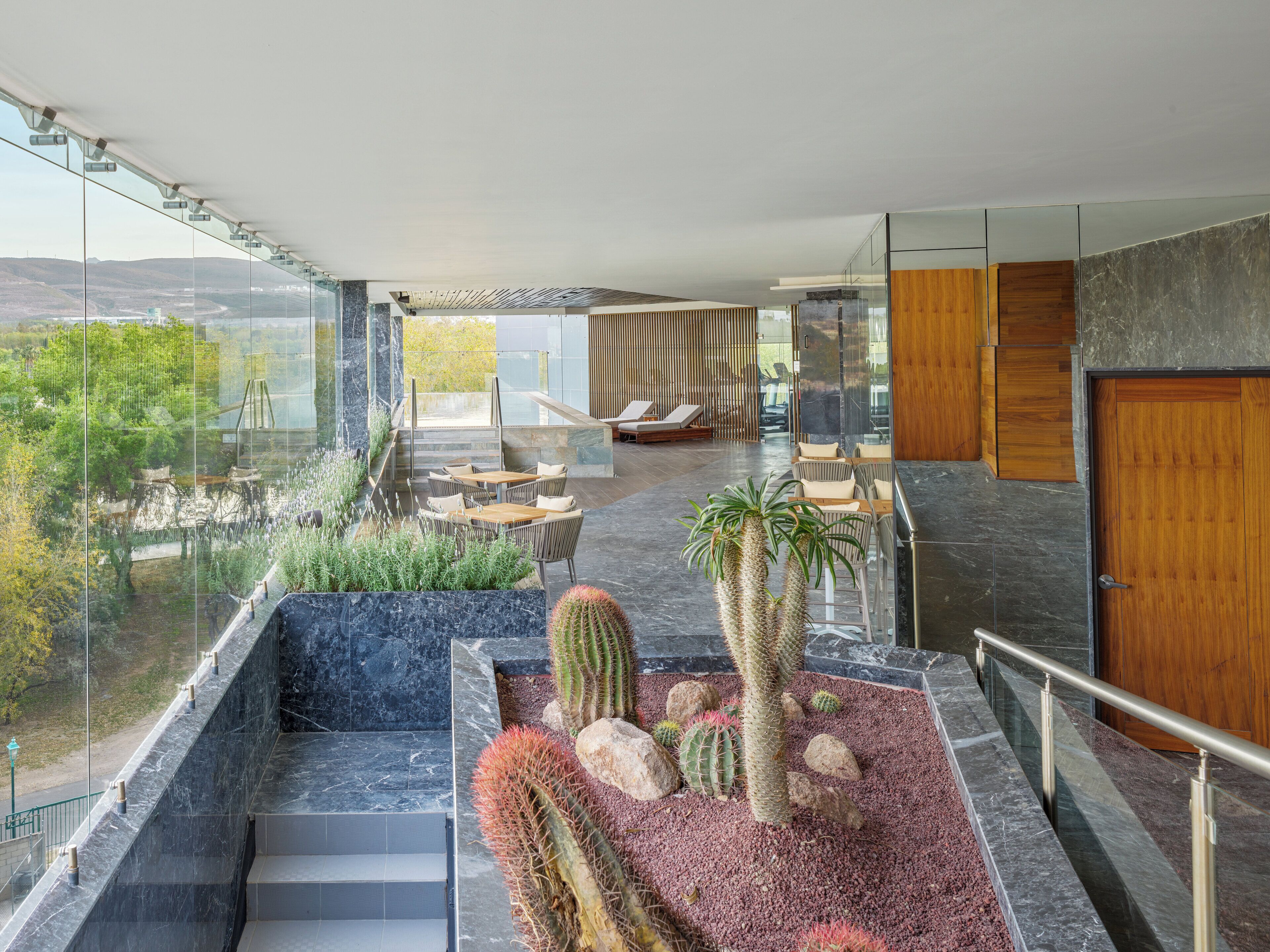 Alberca techada, acceso de 08:00 a 20:00, y camastros 