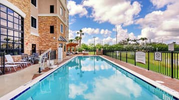 Una piscina al aire libre