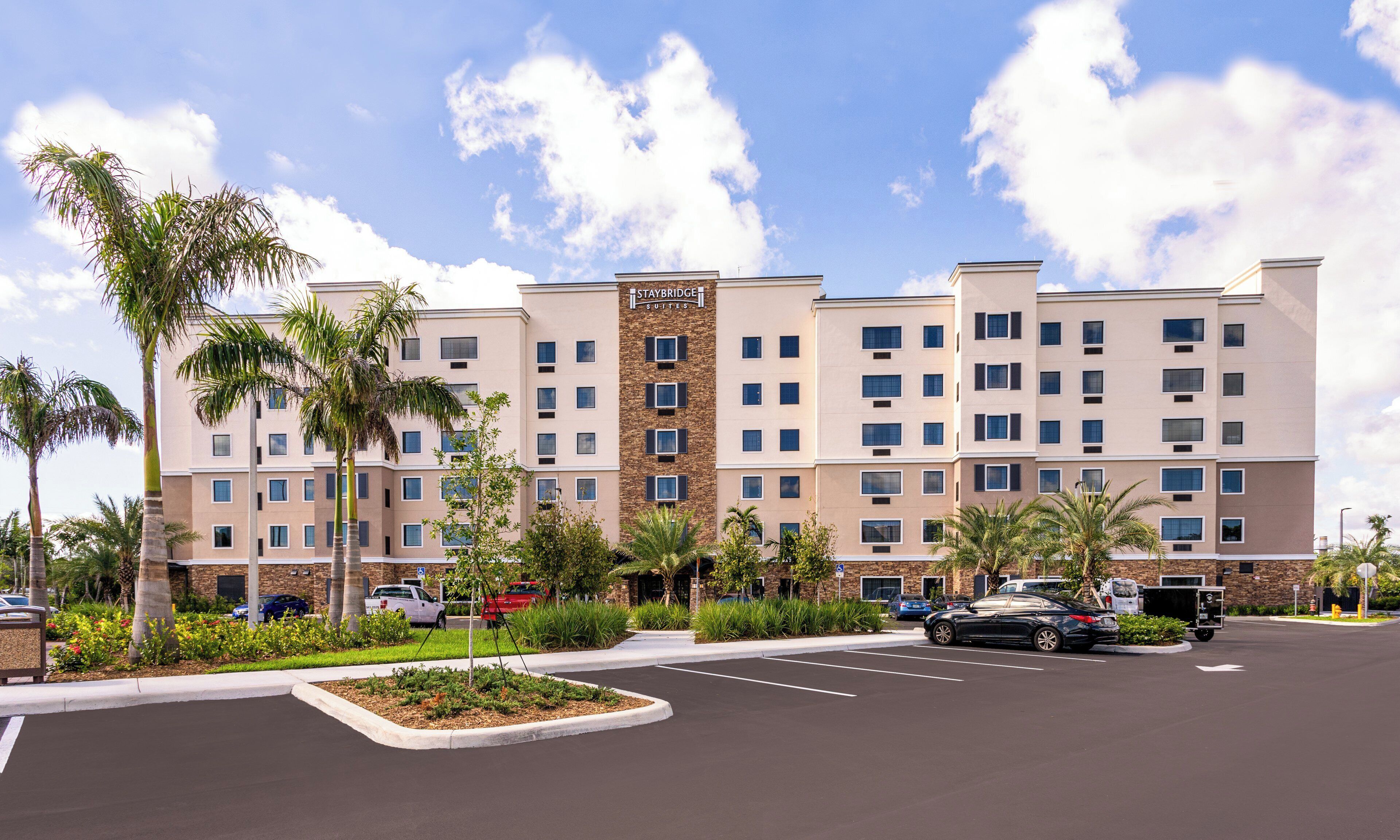 Un hotel de varios pisos con una torre central que indica 'Staybridge Suites'.