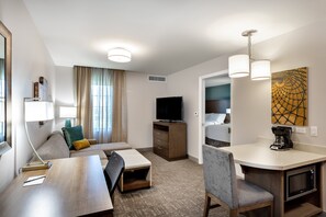 Suite studio, accessible aux personnes à mobilité réduite, cuisine (Accessible Tub) | Rideaux d’obscurcissement, fer et planche à repasser