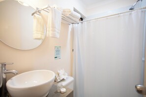 Suite familiale | Salle de bain | Douche, articles de toilette griffés, séchoir à cheveux