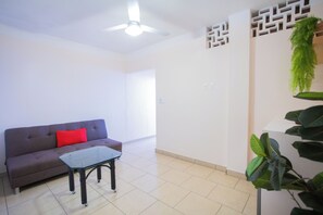 Gallery suite | Woonruimte | Een 42-inch ledtelevisie met kabelzenders en een televisie
