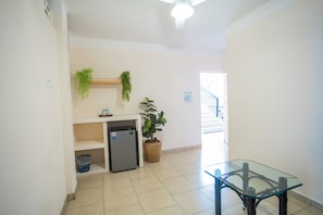 Gallery Suite | Living area | 42-inch LED TV with cable channels, TV