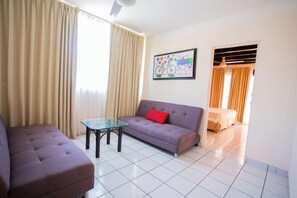 Phòng Suite Grand | Khu phòng khách | TV LED 42-inch có truyền hình cáp, TV