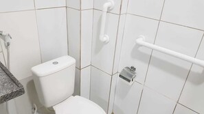 Double Room | Bathroom | Shower, free toiletries, towels - Pousada Aliança (Ipojuca)