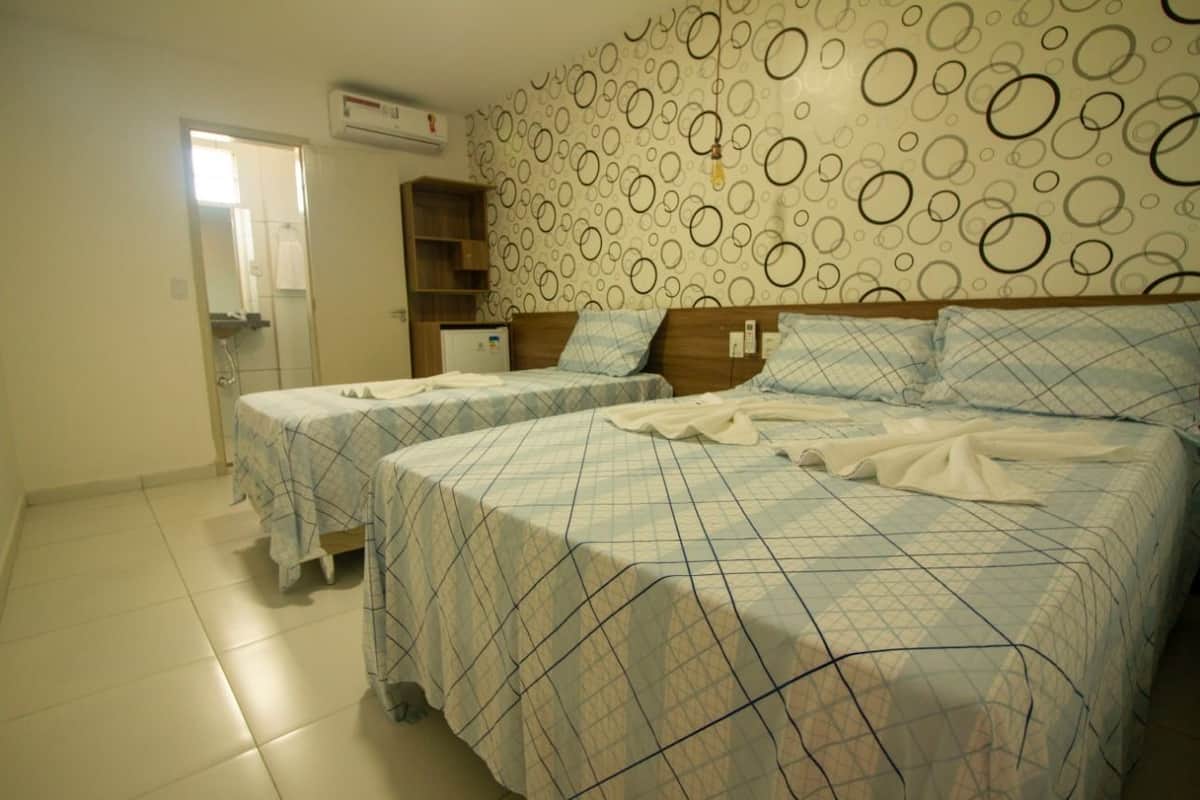 Habitació triple | Minibar, planxa i posts de planxar, wifi gratuïta i roba de llit 