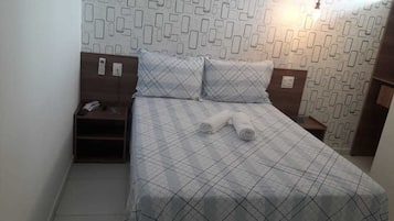 Quarto casal | Frigobar, ferros/tábuas de passar roupa, Wi-Fi de cortesia