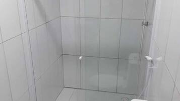 Quarto casal | Banheiro | Chuveiro, produtos de toalete grátis, toalhas de banho