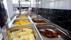 A buffet with various food options including mashed potatoes, sausages, and scrambled eggs. - Pousada Aliança (Ipojuca)